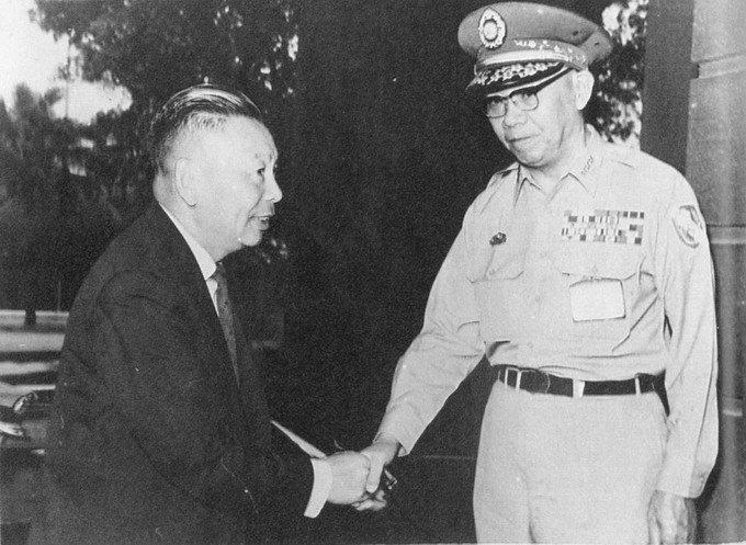 Chen Daqing shaking hands with Chiang Ching-kuo, Taiwan, Republic of China, 23 Sep 1966