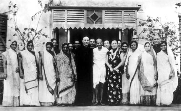 Chiang Kaishek, Song Meiling, and Mohandas Gandhi, India, 18 Feb 1942, photo 1 of 4