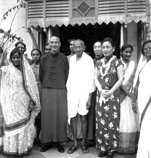 Chiang Kaishek, Song Meiling, and Mohandas Gandhi, India, 18 Feb 1942, photo 2 of 4