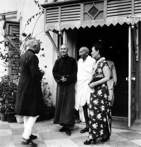Chiang Kaishek, Song Meiling, and Mohandas Gandhi, India, 18 Feb 1942, photo 3 of 4