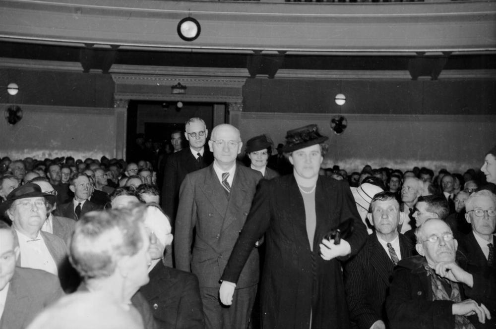 [Photo] Prime Minister John Curtin's party entering Brisbane City Hall ...
