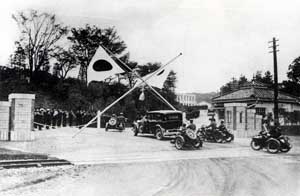Emperor Showa's motorcade arriving at the entrance of Maizuru Naval District Headquarters, 1933