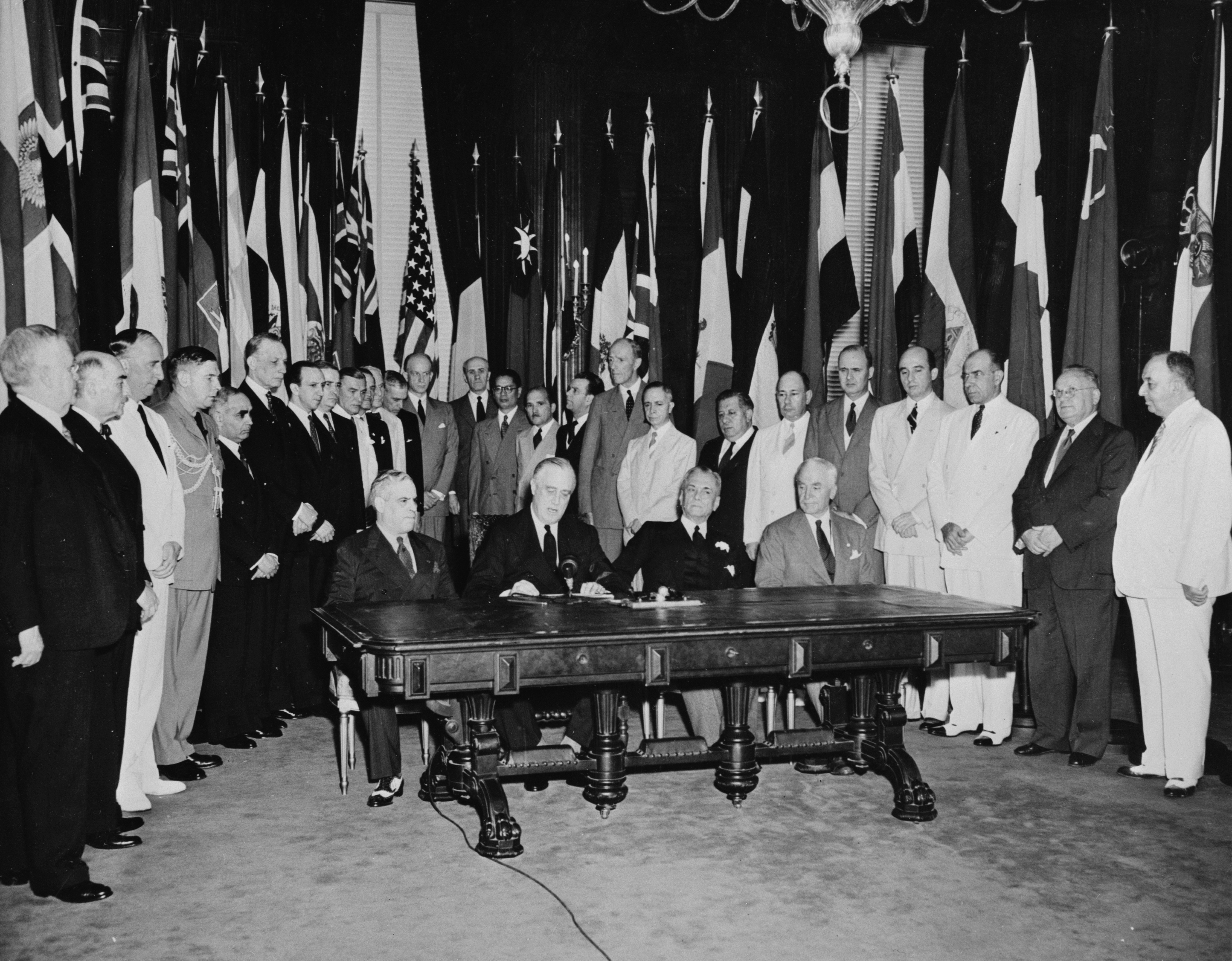 Francisco Castillo Najera, Franklin Roosevelt, Manuel Quezon, Cordell Hull, and other Allied leaders at the White House, Washington DC, United States, Jul 1942