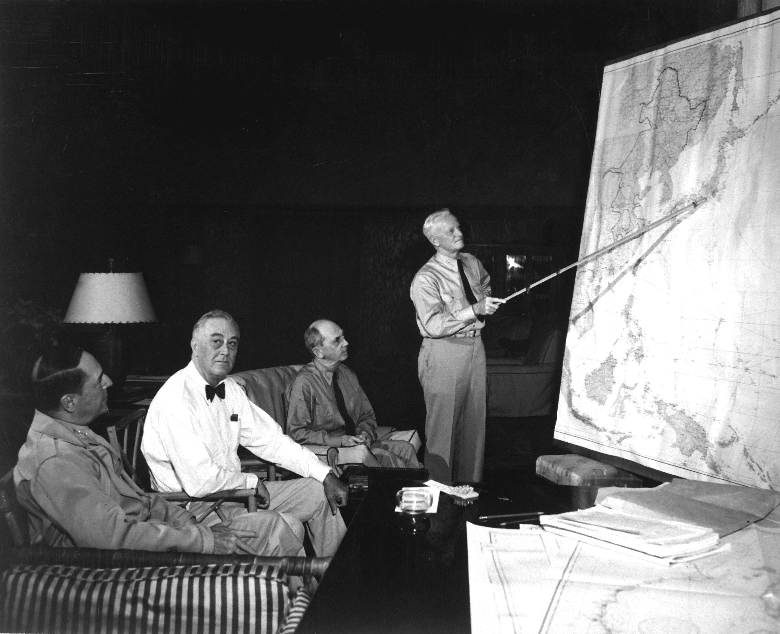 US President Roosevelt in conference with MacArthur, Leahy, and Nimitz, at the Queen’s Surf Residence, Honolulu, Oahu, US Territory of Hawaii, 28 Jul 1944, photo 1 of 3