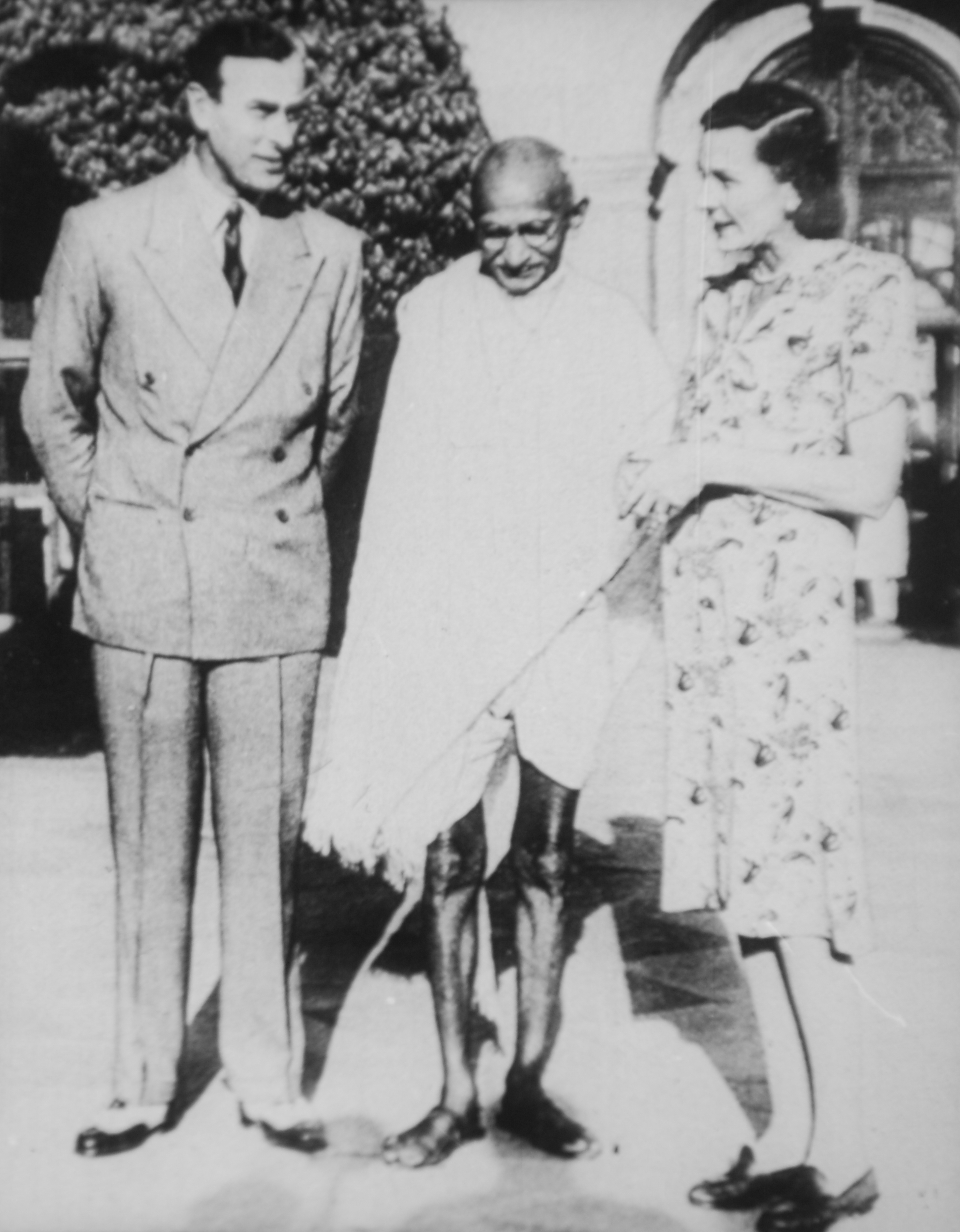 Viceroy of India Louis Mountbatten, Mahatma Gandhi, and Lady Edwina Mountbatten, Government House, New Delhi, India, 1947, photo 4 of 4