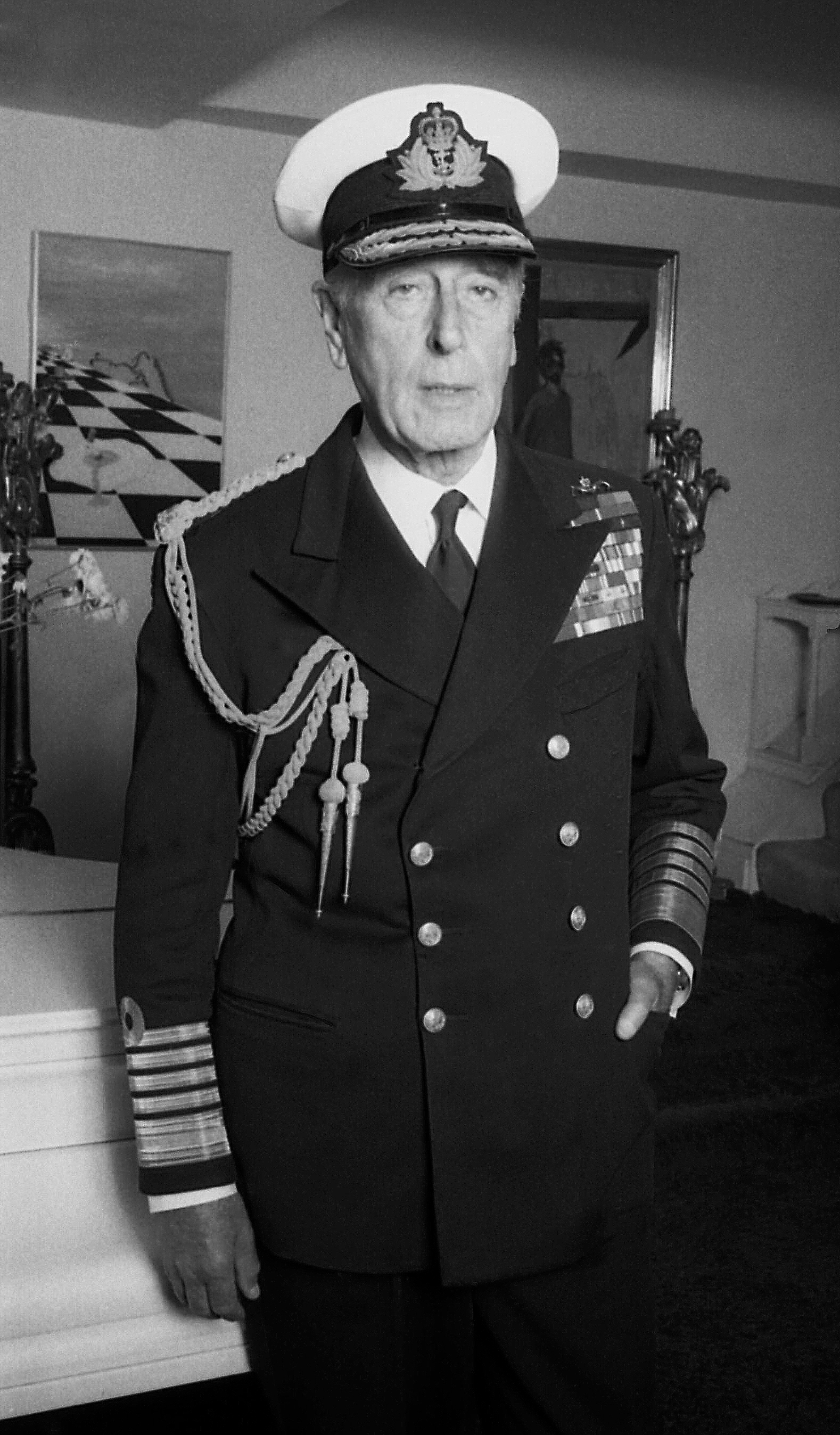 [Photo] Earl Louis Mountbatten at his home in Belgravia, London ...