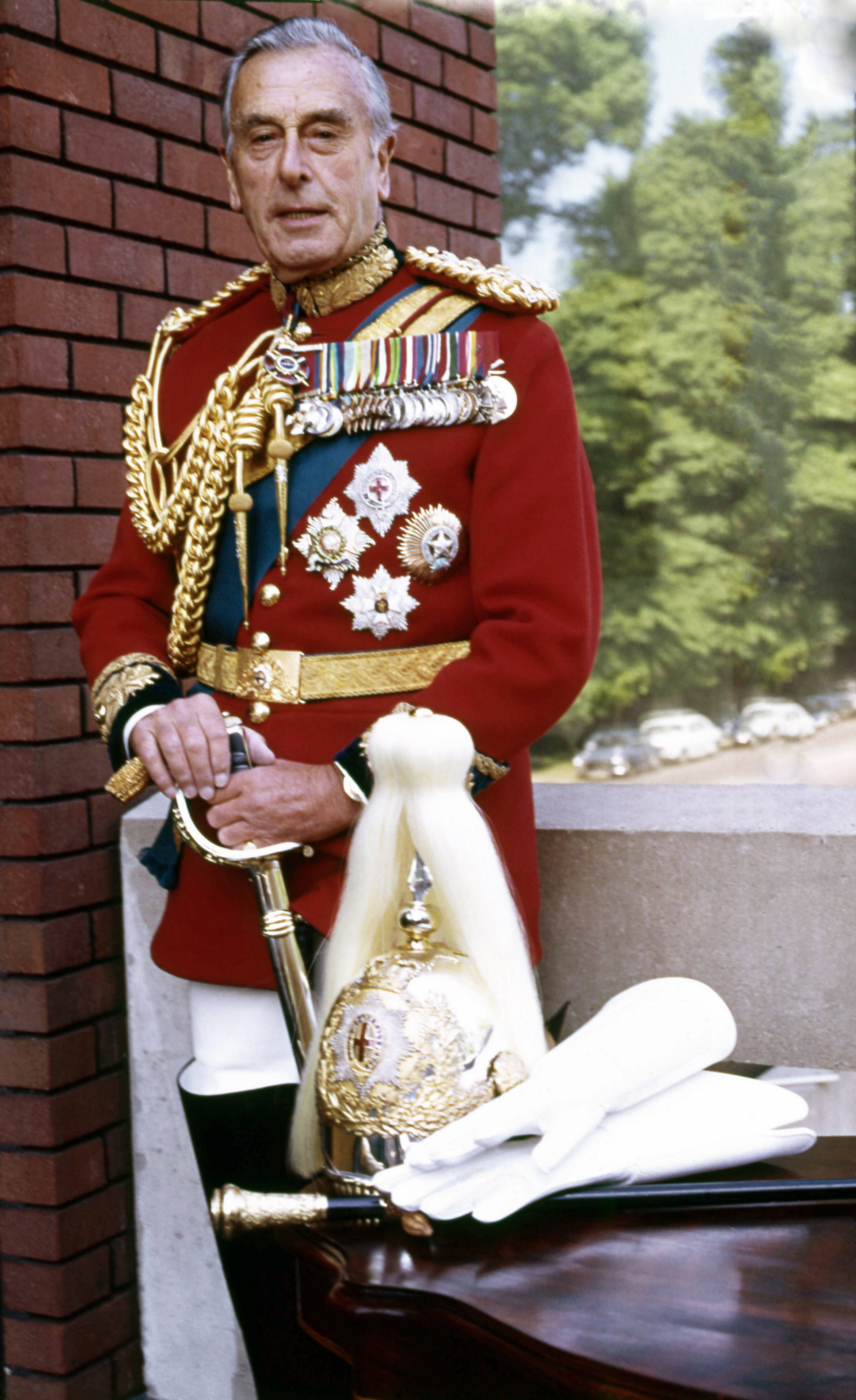 [Photo] Earl Louis Mountbatten in the uniform of a colonel of the British Household ...