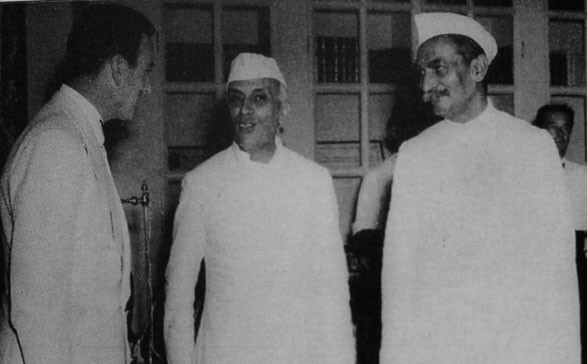 Louis Mountbatten, Jawaharlal Nehru, and Rajendra Prasad during the independence ceremony of India, 15 Aug 1947