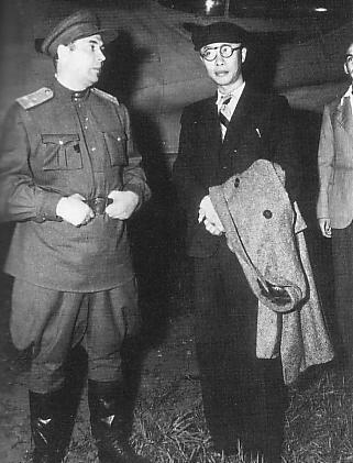 Puyi being escorted by a Soviet officer, Tokyo, Japan, 9 Aug 1946
