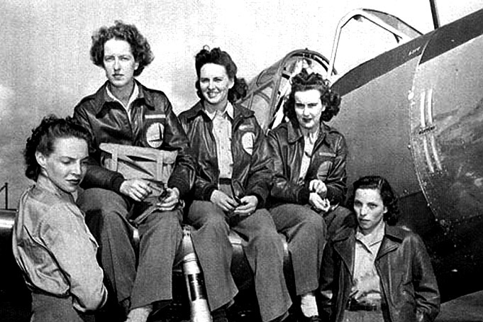 Eveyln Sharp (center) with other WASP pilots, 1943