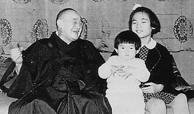 Shigeru Yoshida and his granddaughter, Dec 1953