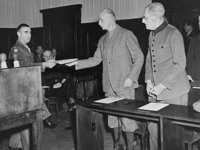 Wilhelm List receiving his indictment during the Hostage Trial, Nürnberg, Germany, 12 May 1947; note Maximilian von Weichs next to List