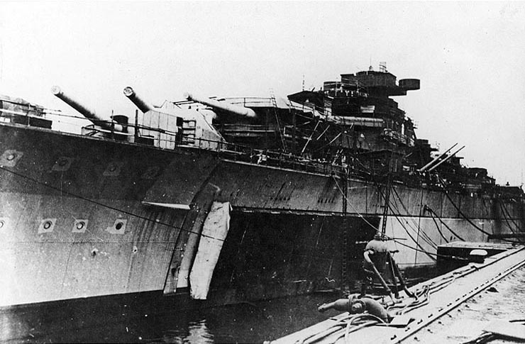Bismarck fitting out at Hamburg, Germany, 10-15 Dec 1939, photo 2 of 4