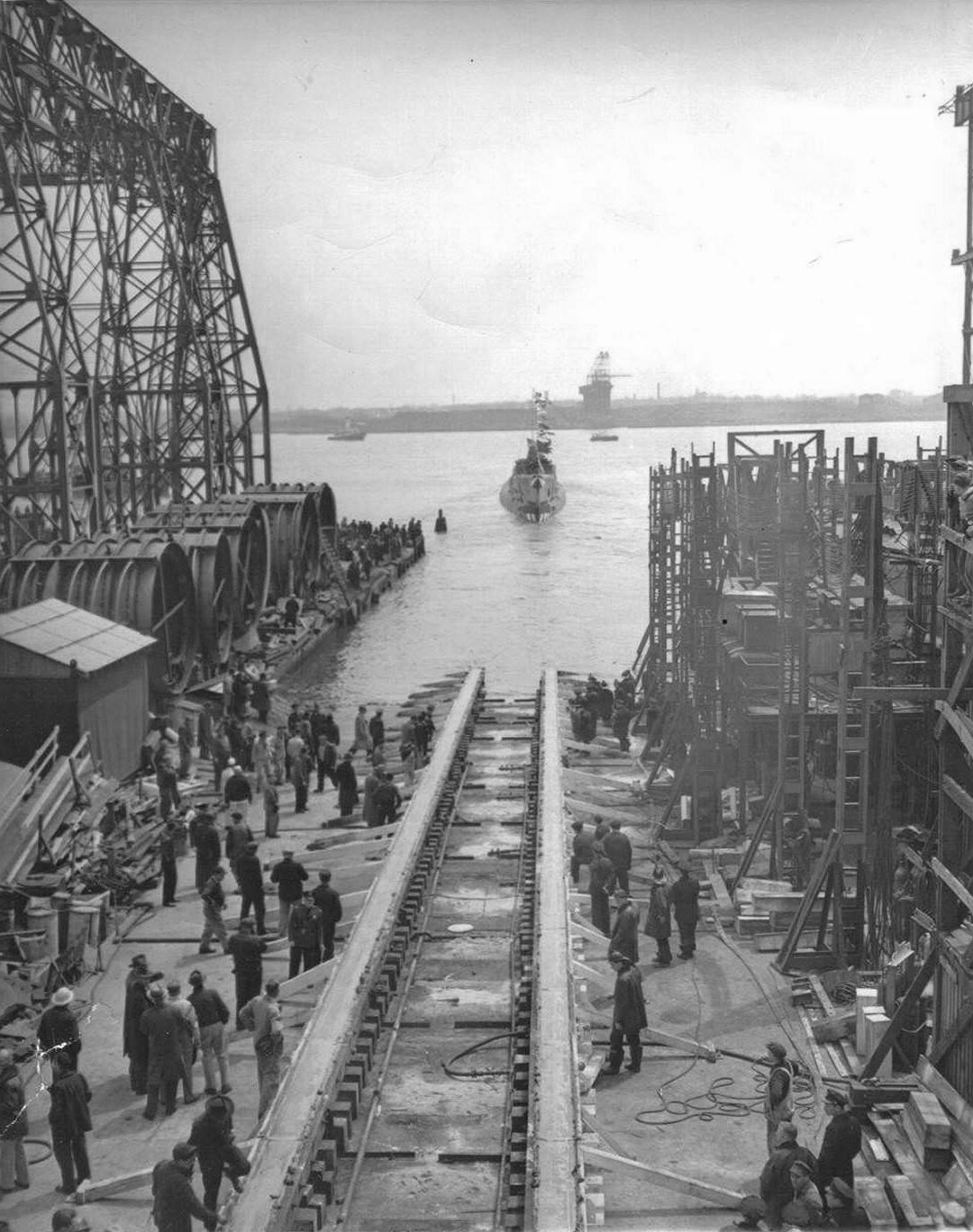 Launching of submarine Dragonet, Philadelphia, Pennsylvania, United States, 18 Apr 1943