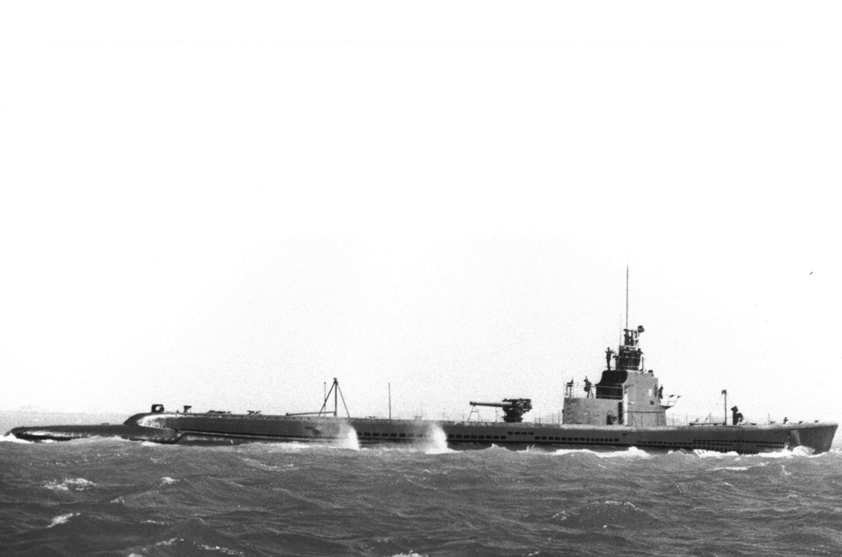 Starboard side view of USS Grayback off Hunter's Point, San Francisco, California, United States, 26 Aug 1943, photo 2 of 2