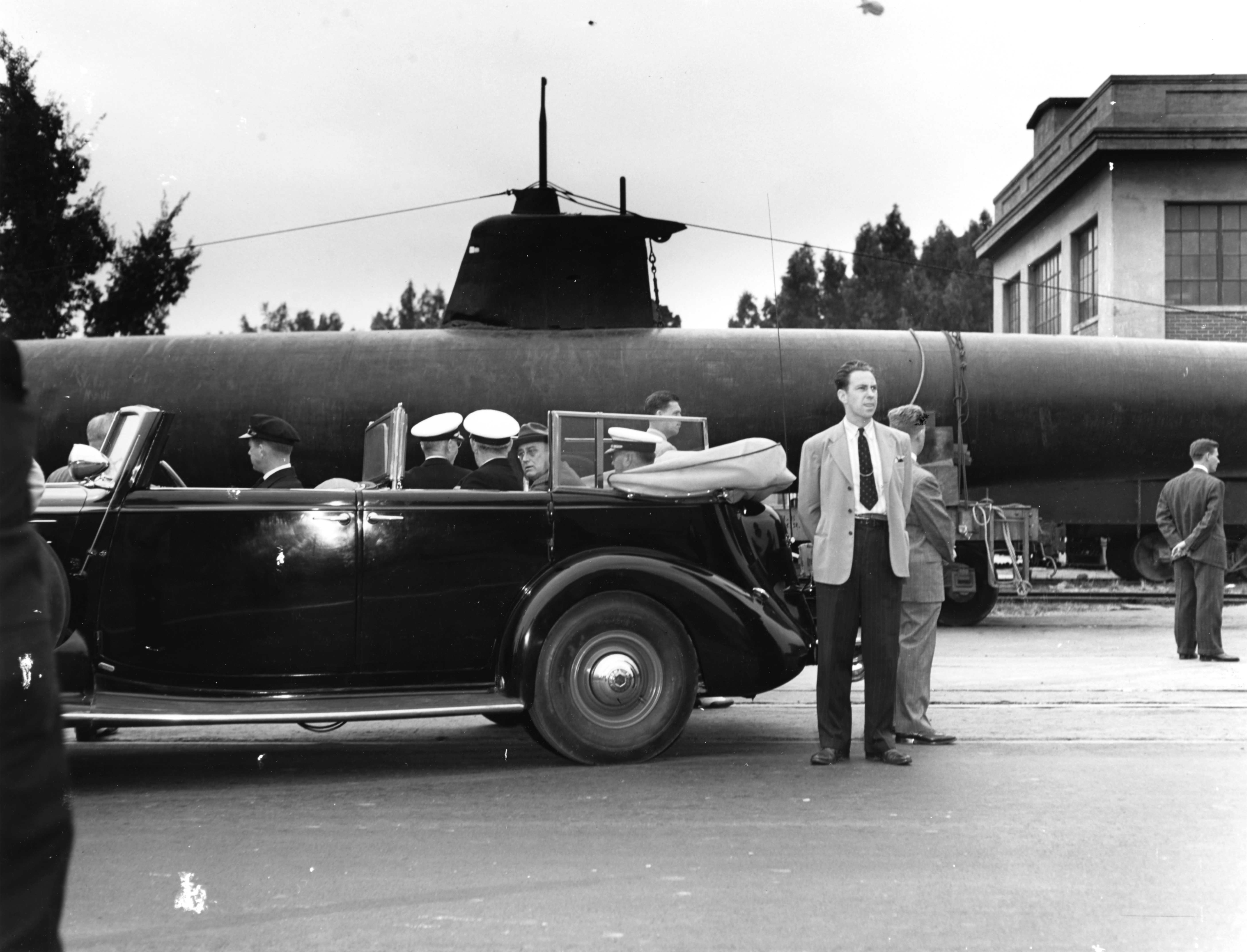 Roosevelt touring Mare Island Naval Shipyard, Vallejo, California, United States, 24 Sep 1942, with Japanese midget submarine Ha-19 in background