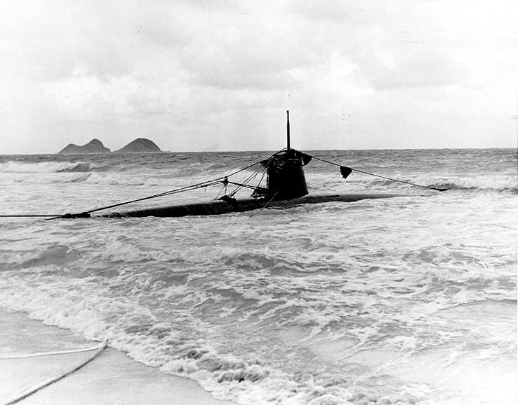 Ha-19 beached on Oahu, US Territory of Hawaii, 8 Dec 1941, photo 4 of 7