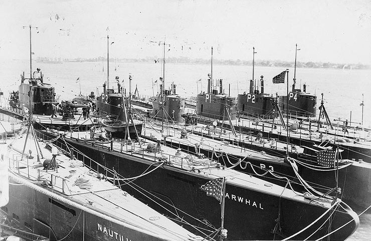 Holland tending Nautilus, Narwhal, Shark, Dolphin, Porpoise, Pike, and Tarpon, circa 1936-1939, photo 4 of 4