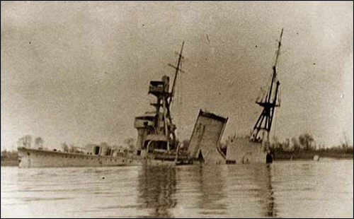Chinese cruiser Ninghai sunken in shallow water, Jiangyin, Jiangsu Province, China, 1937-1938
