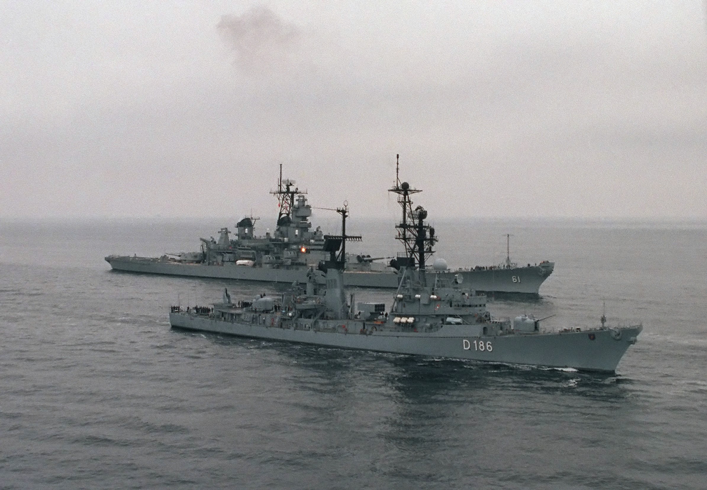 West German guided missile destroyer Mölders and US battleship USS Iowa in the Baltic Sea, 1 Oct 1985