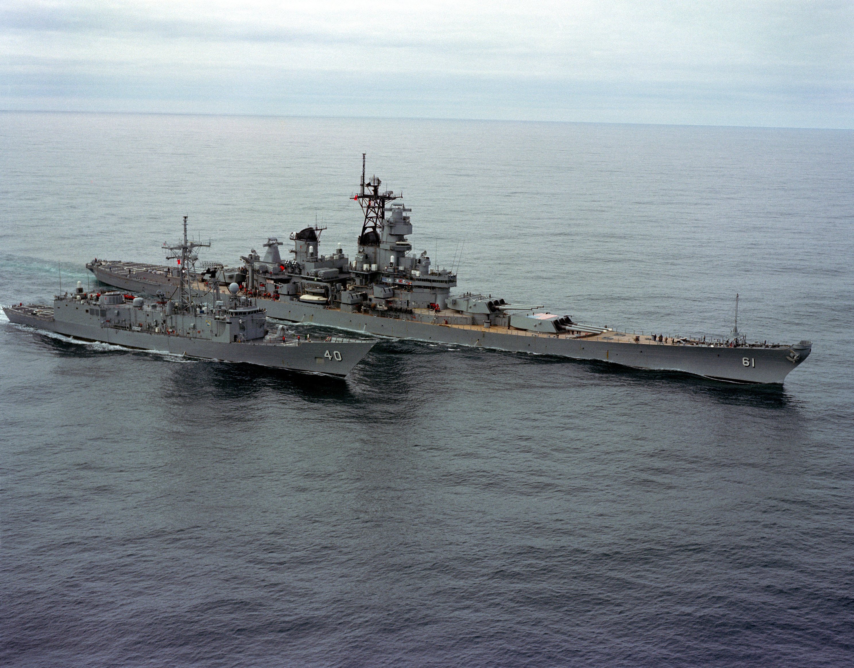 Guided missile frigate USS Halyburton receiving fuel from battleship USS Iowa in the North Atlantic, 6 Sep 1985, photo 3 of 5