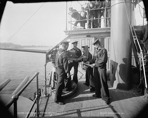 [Photo] 6-pounder gun and crew aboard USS Oregon, circa 1898 | World ...