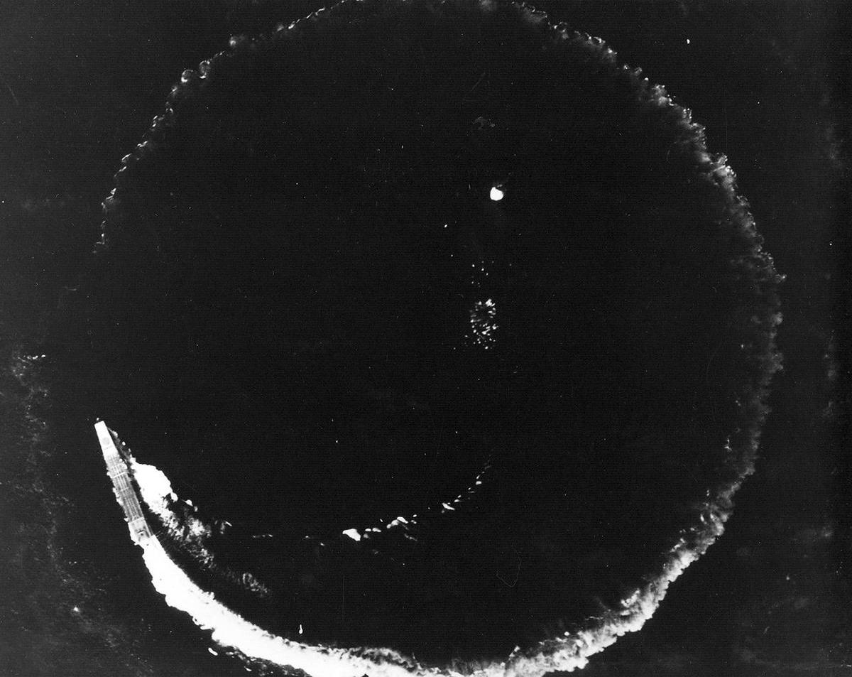 [Photo] Soryu circled while under attack by B-17 bombers, shortly after ...