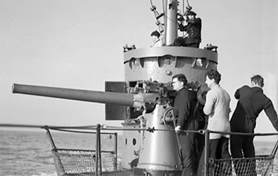 Crew of HMS Sunfish practice on the 76-mm (3-in) deck gun while skipper Lt. Hilary John Bartlett watched, Portsmouth, Hampshire, England, UK, 4 Nov 1943