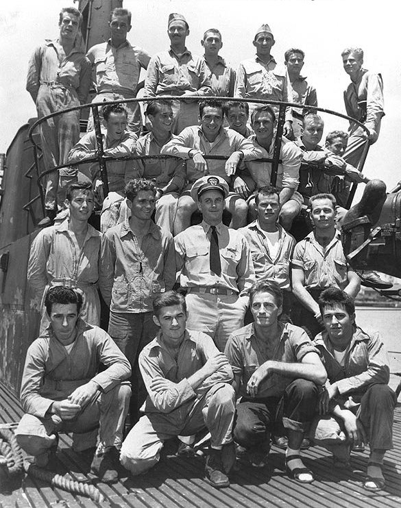 Lieutenant Commander Richard O'Kane posing with 22 airmen rescued by USS Tang near Truk, Caroline Islands between 29 Apr and 1 May 1944; photo taken at Pearl Harbor in May 1944