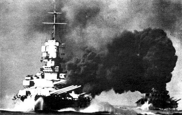 Vittorio Veneto firing on British ships, Battle of Cape Spartivento, 27 Nov 1940
