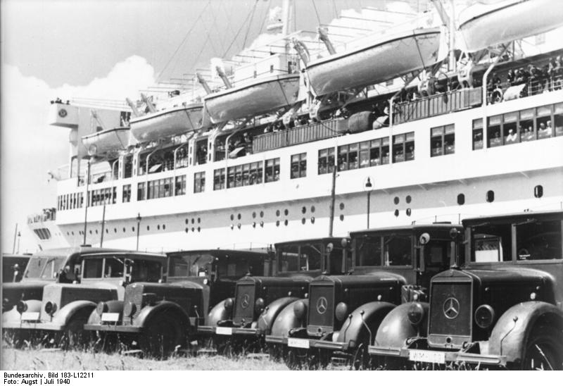 Ambulances lined up ready to take on wounded soldiers from hospital ship Wilhelm Gustloff, Jul 1940, photo 1 of 2