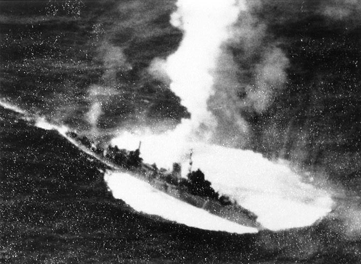 Yasoshima being attacked by US carrier aircraft west of Luzon, Philippine Islands, 25 Nov 1944, photo 3 of 3