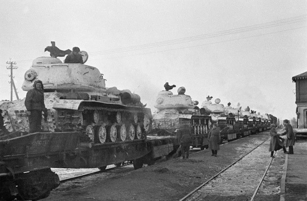 [Photo] IS-2 heavy tanks on rail cars, 1945 | World War II Database