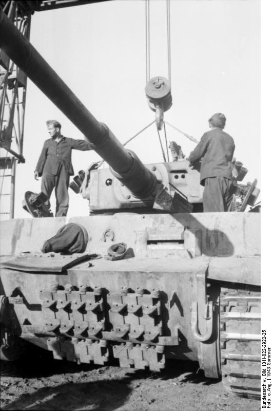 Repairing a Tiger I heavy tank, Russia, 21 Jun 1943, photo 07 of 21