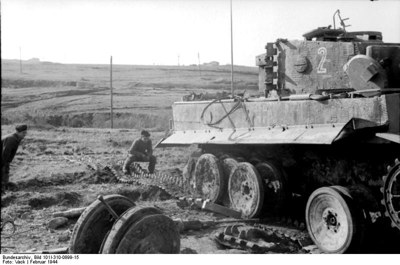 German troops repairing tracks of a Tiger I heavy tank, Italy, Feb 1944, photo 2 of 3