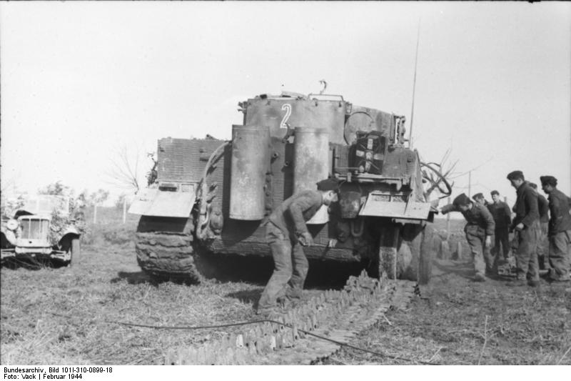 German troops repairing tracks of a Tiger I heavy tank, Italy, Feb 1944, photo 3 of 3