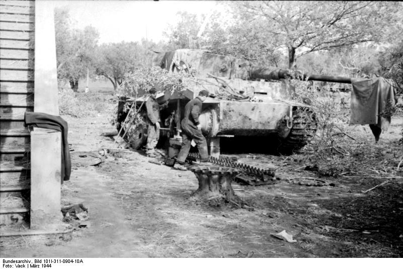 German troops repairing tracks of a Tiger I heavy tank, Nettuno, Italy, Mar 1944, photo 3 of 5