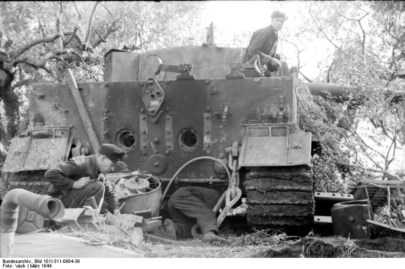 German troops repairing tracks of a Tiger I heavy tank, Nettuno, Italy, Mar 1944, photo 4 of 5