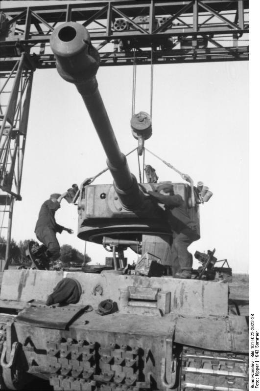 Repairing a Tiger I heavy tank, Russia, 21 Jun 1943, photo 10 of 21
