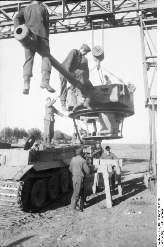 Repairing a Tiger I heavy tank, Russia, 21 Jun 1943, photo 17 of 21