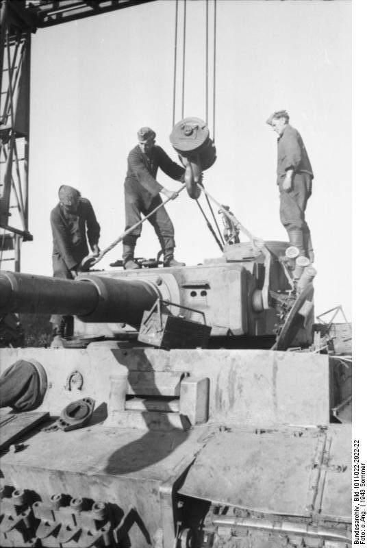 Repairing a Tiger I heavy tank, Russia, 21 Jun 1943, photo 04 of 21