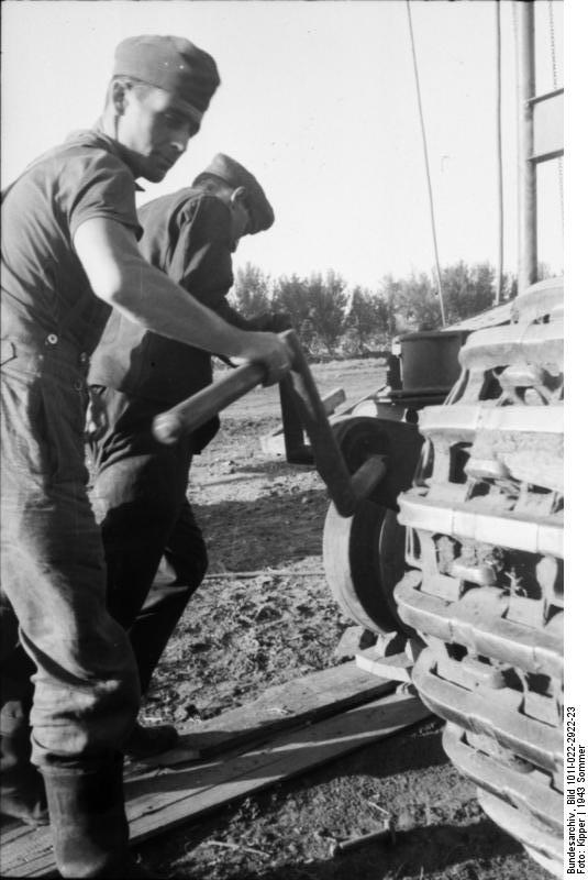 Repairing a Tiger I heavy tank, Russia, 21 Jun 1943, photo 05 of 21
