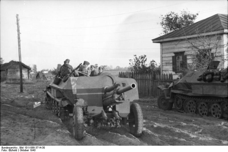 [Photo] German SdKfz. 251 halftrack vehicle towing a Russian 76mm F-22 ...