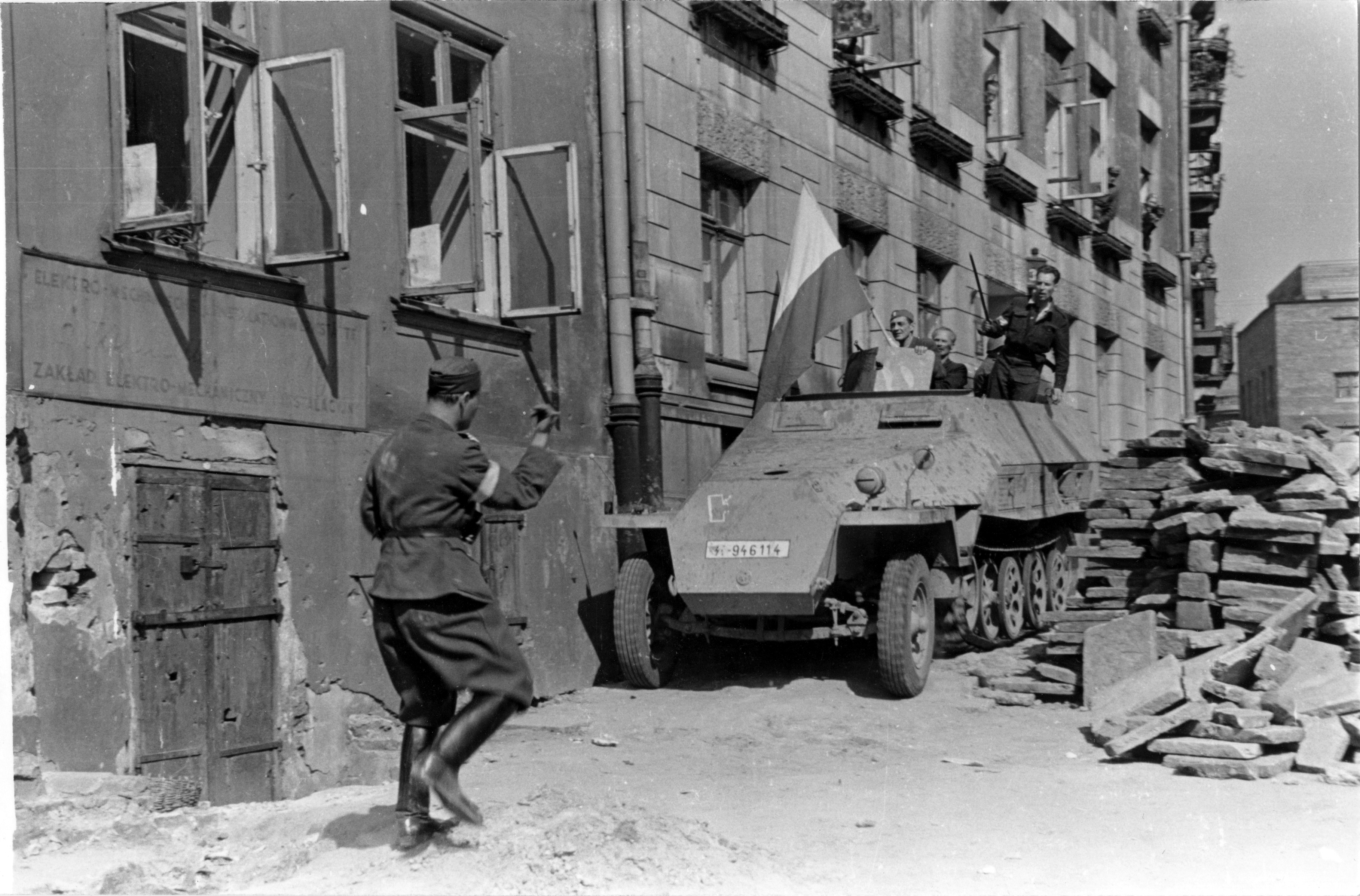 [Photo] Polish insurgent fighters with captured German SdKfz. 251 ...