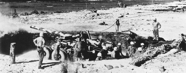 [Photo] Men of USMC 10th Defense Battalion test firing a 155mm Gun M1 ...