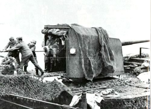 German troops cleaning the barrel of a 15 cm K (E) railway gun, circa 1940s