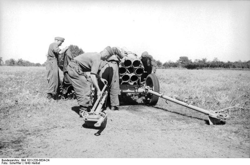 German troops with a 15 cm NbW 41 launcher, Russia, fall 1943, photo 1 of 4