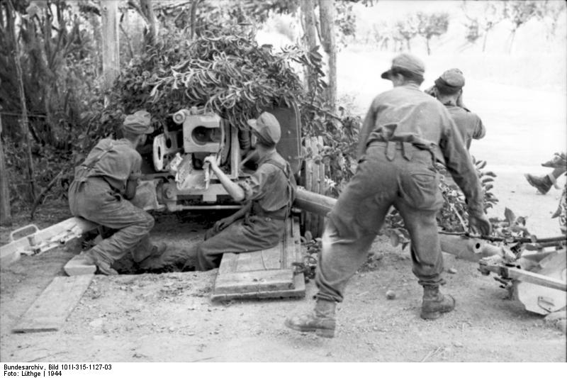 [Photo] Camouflaged German 7.5 cm PaK 40 anti-tank gun position near ...