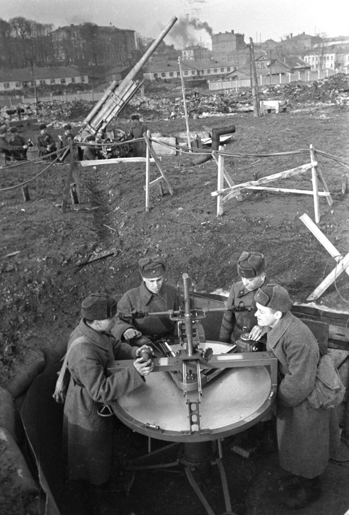 Setting up a 76 mm anti-aircraft gun battery at Moscow, Russia, 1 Nov 1941