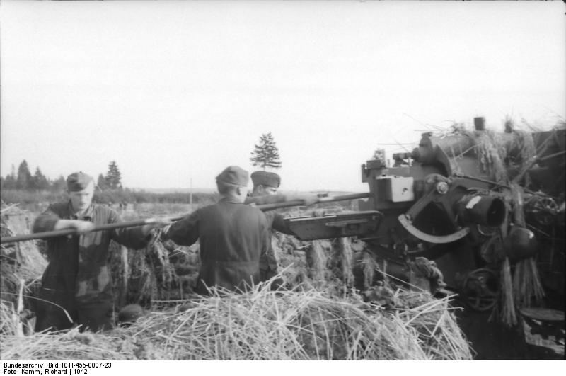 German Luftwaffe crew cleaning the barrel of an 8.8 cm FlaK anti-aircraft gun, Russia, 1942, photo 1 of 2